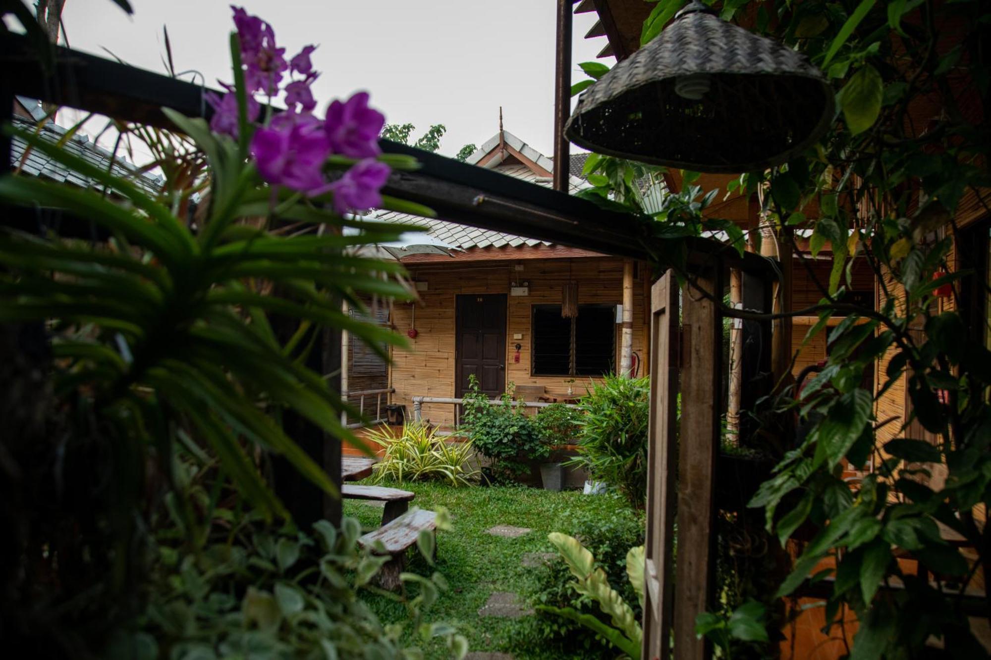 Boutique Hotel & Restaurant, Jaidee Bamboo Huts Chiang Mai Exterior foto